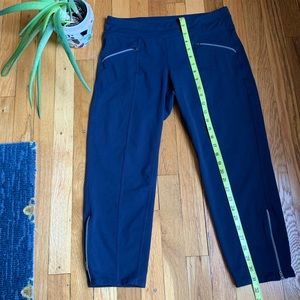 🌺 Athleta Cropped Navy zippered leggings size Small🌺